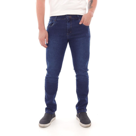 Calça Masculina Skinny Jeans Escura com Elastano com tênis preto