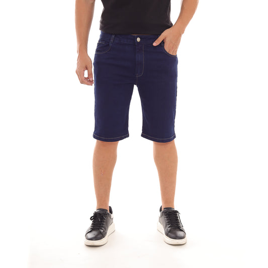 Bermuda jeans masculina com lavagem escura com tênis preto