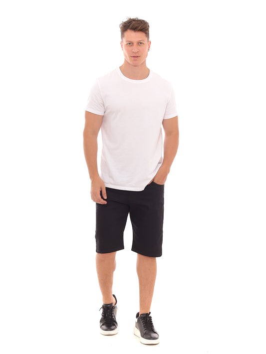 Look masculino com camiseta branca lisa e bermuda sarja preta