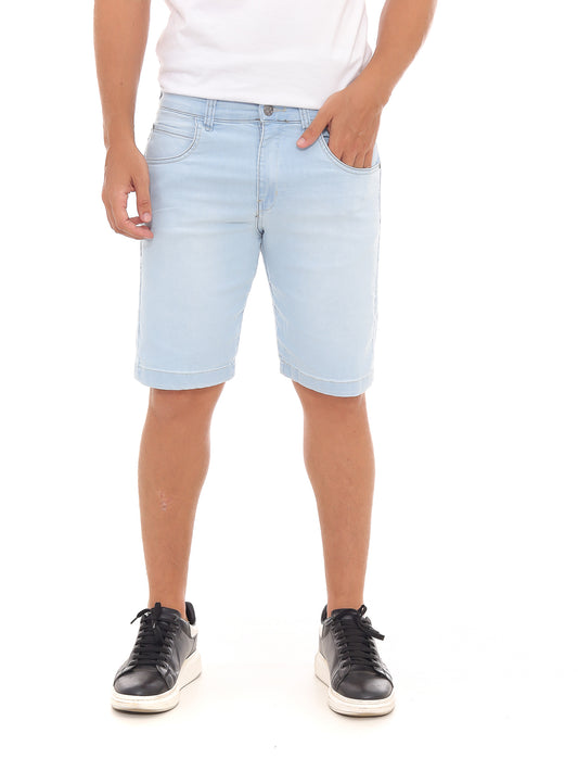 Bermuda jeans clara masculina com tênis preto