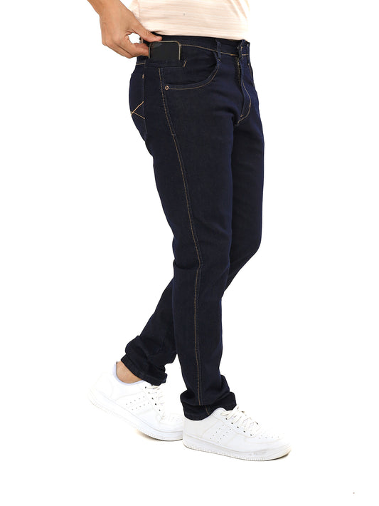 Calça jeans escura tradicional com bolso celular