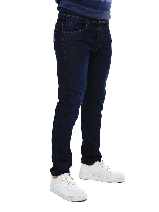 Calça masculina jeans skinny escura com tênis branco