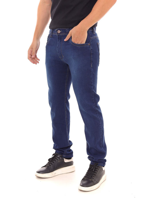 Calça jeans masculina skinny Lisa básica azul escuro e tênis preto