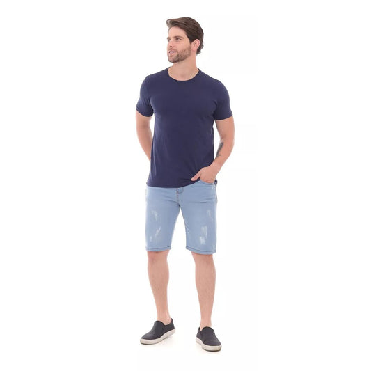Bermuda jeans azul claro com camiseta básica azul marinho