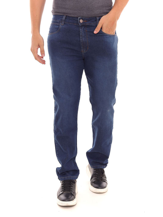 Calça jeans tradicional azul com fechamento em botão e zíper