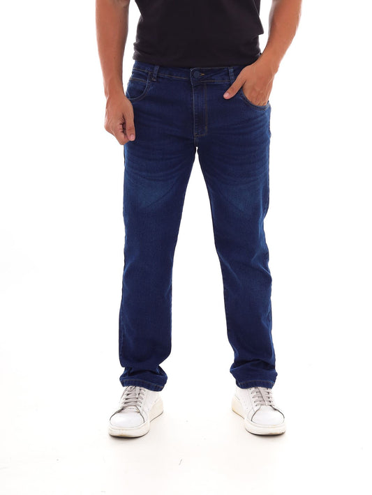 Calça jeans masculina tradicional e tênis branco